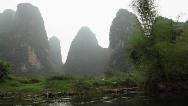 Yangshuo Çin Yulong Nehri Üzerinde Tekne Üzerinden Karstik Zirvesinin Görünümü — Stok video