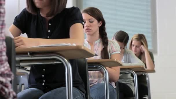 Lise Öğrencisi Sınıfta Mesajlaşıyor — Stok video
