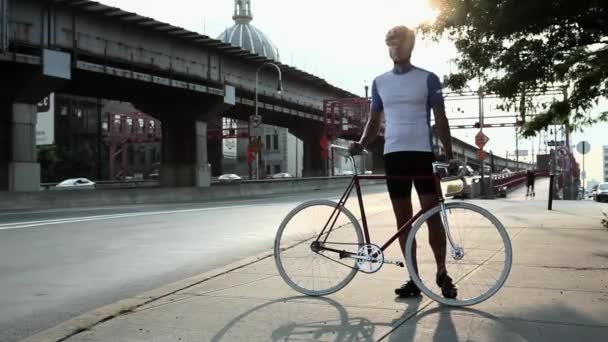 Велосипедист Велосипедом Stnding Улице Бруклин Сша — стоковое видео