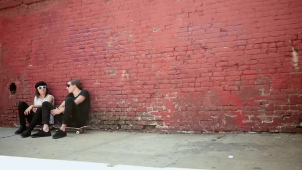 Młoda Kobieta Skateboarding Obok Innych Łyżwiarzy — Wideo stockowe