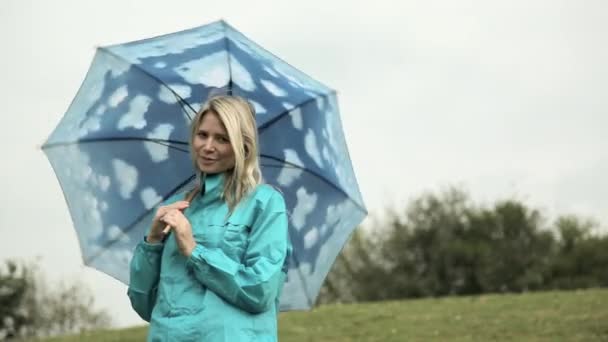 Junge Frau Feld Mit Regenschirm — Stockvideo