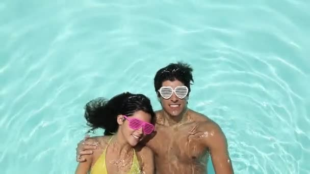 Jeune Couple Dans Une Piscine Vue Aérienne — Video