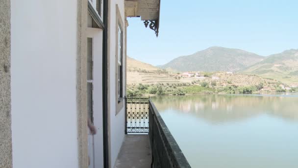 Couple Marchant Sur Balcon Regardant Sur Rivière Douro — Video