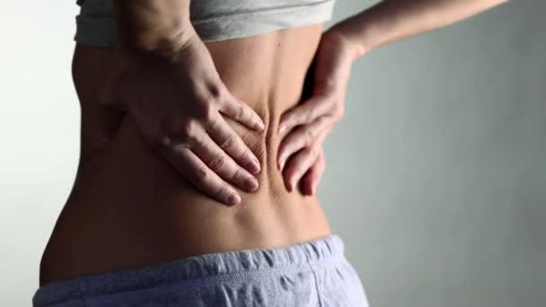 Primer Plano Mujer Que Experimenta Dolor Espalda — Vídeos de Stock