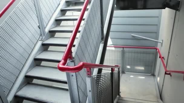 Joven Corriendo Escaleras Arriba Mirando Cámara — Vídeo de stock