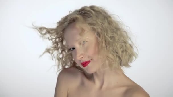Jeune Femme Avec Vent Dans Les Cheveux Sur Fond Blanc — Video