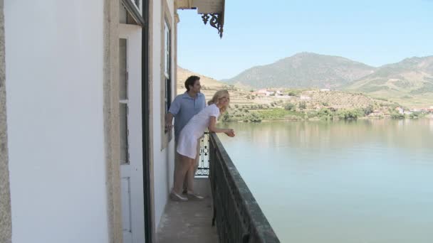 Ζευγάρι Στο Μπαλκόνι Θέα Στον Ποταμό Douro — Αρχείο Βίντεο
