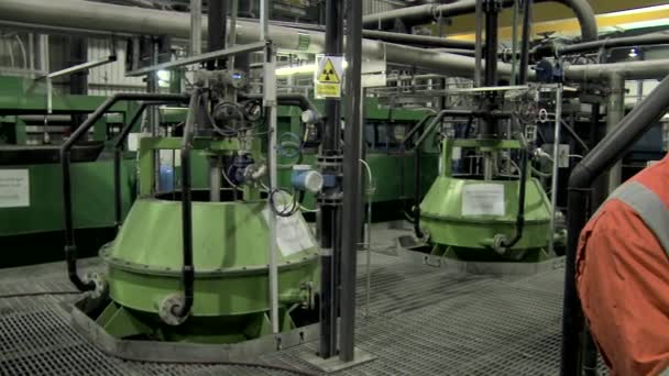 Ingénieur Usine Avec Presse Papiers Debout Par Des Machines — Video