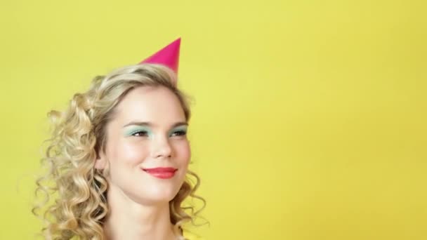 パーティー ハット パーティー角送風機との若い女性 — ストック動画