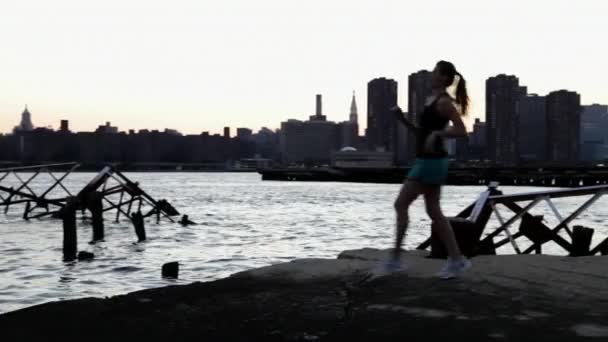 Corredor Feminino Por Rio Brooklyn Noite — Vídeo de Stock