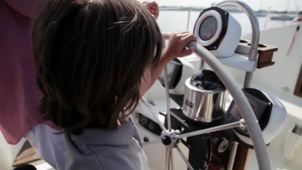 Närbild Far Och Son Steering Yacht — Stockvideo