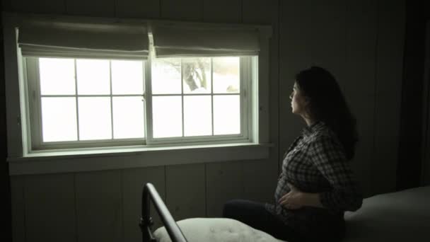 Mujer Embarazada Sentada Cama Mirando Por Ventana Sonriendo Cámara — Vídeos de Stock