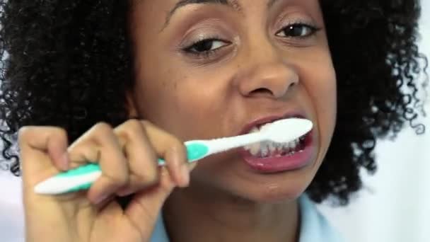 妇女刷牙和微笑在照相机 — 图库视频影像