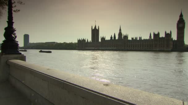 Sonnenlicht Auf Themse Und Parlamentsgebäude — Stockvideo