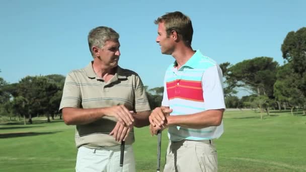 Mature Hommes Bavarder Sur Terrain Golf — Video