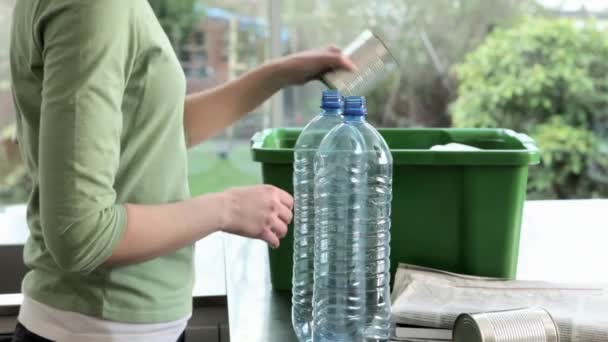 Mujer Poniendo Objetos Caja Para Reciclar — Vídeo de stock