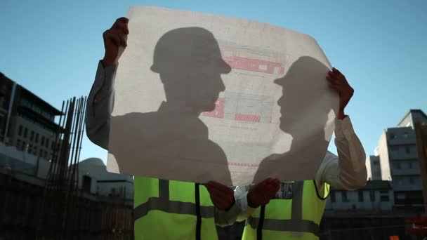 Hommes Matures Inspectant Les Plans Sur Chantier Construction — Video