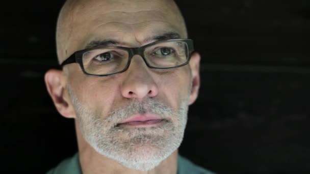カメラ目線と笑顔の眼鏡で年配の男性の肖像画 — ストック動画