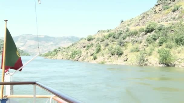 ボートに白ワインを楽しむシニア カップル — ストック動画