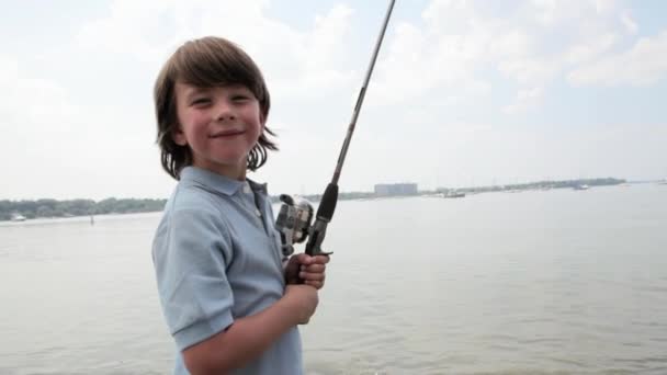 釣竿を持つビーチで若い男の子 — ストック動画