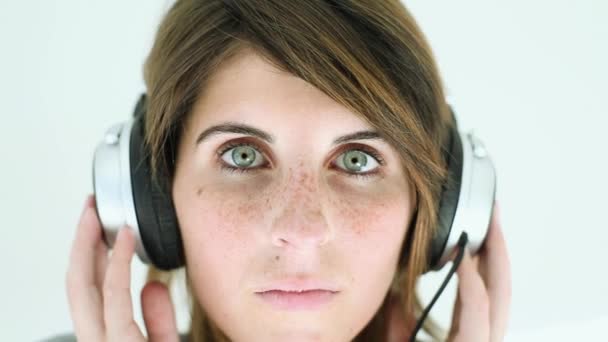 Close Menina Adolescente Fones Ouvido Ouvir Música — Vídeo de Stock