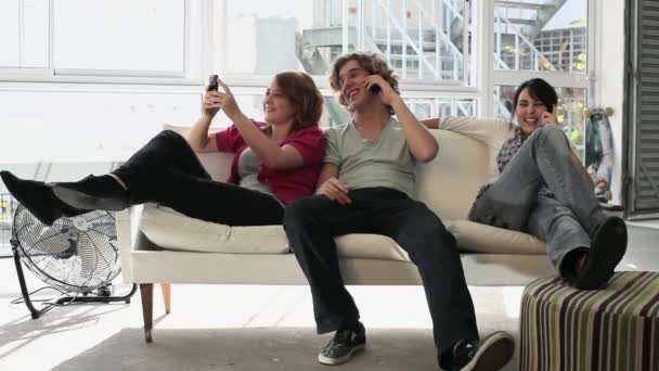 三名使用智能手机的十几岁的朋友 — 图库视频影像