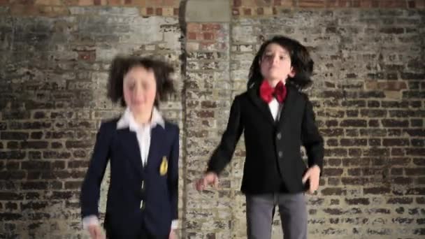 Deux Jeunes Garçons Sautant Haut Bas — Video