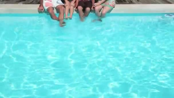 Famille Assise Bord Piscine — Video