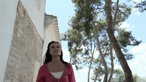 Mujer Joven Sonriendo Caminando Aire Libre — Vídeos de Stock