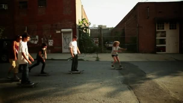 Jongeren Skateboarden Stedelijke Omgeving — Stockvideo