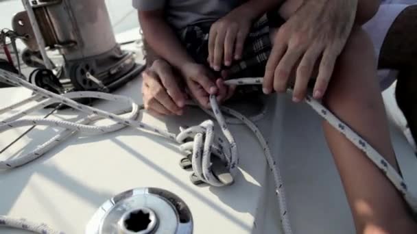 父子在游艇上牵绳的特写 — 图库视频影像
