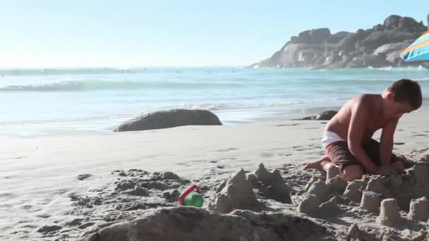 Jongen Meisje Maken Zandkastelen Het Strand — Stockvideo