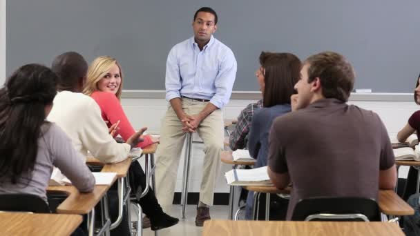 Lise Öğrencileri Sınıfta Oturuyor — Stok video