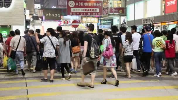 Hong Kong Kowloon Mong Kok Menschen Überqueren Nathan Straße — Stockvideo