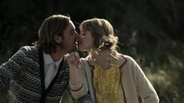 Portrait Jeune Couple Embrassant Dans Champ — Video