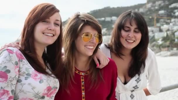 Trzy Dziewczyny Śmiejące Się Zewnątrz — Wideo stockowe