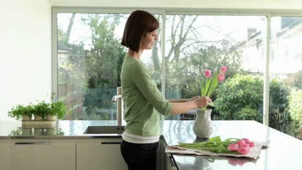 Mulher Organizando Flores Vaso Cozinha — Vídeo de Stock