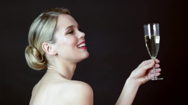 Mooie Jonge Vrouw Roosteren Drinken Champagne — Stockvideo