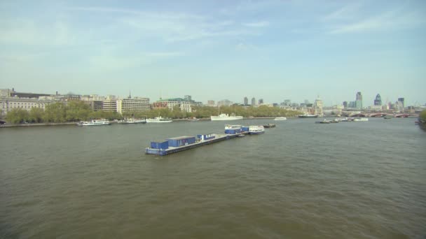 Frachtschiff Auf Der Themse Londons Skyline Und Südufer — Stockvideo