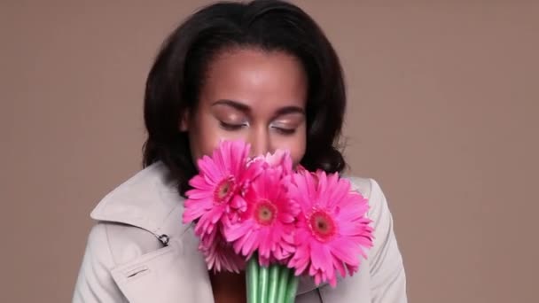 Gelukkige Jonge Vrouw Met Roze Bloemen — Stockvideo