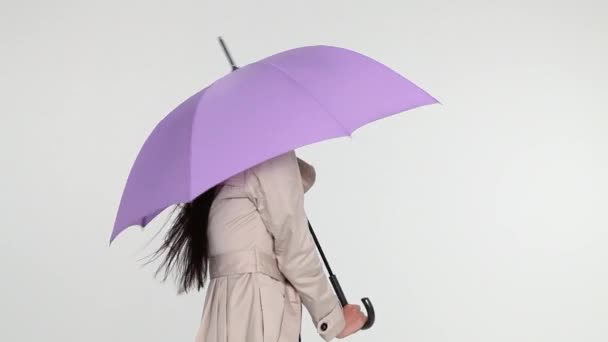 Junge Frau Mit Regenschirm Wind Auf Weißem Hintergrund — Stockvideo