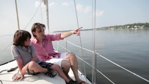 父亲和儿子在游艇上航行的肖像 — 图库视频影像