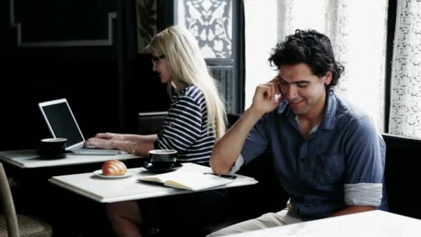 Hombre Usando Teléfono Celular Mujer Usando Ordenador Portátil Cafetería — Vídeo de stock