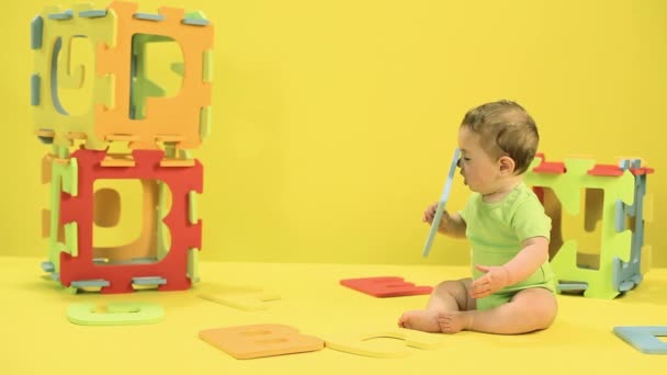 Junge Spielt Mit Buchstaben Des Spielzeugalphabets — Stockvideo