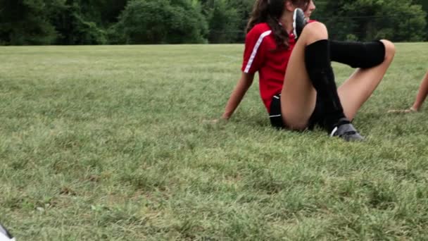Κορίτσι Ποδοσφαιριστές Κάνουν Ζέσταμα — Αρχείο Βίντεο