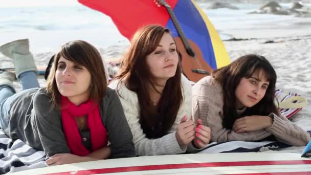 Trzy Dziewczyny Leżące Plaży — Wideo stockowe