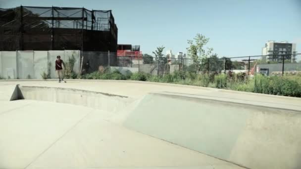滑板手在滑板公园斜坡上 — 图库视频影像