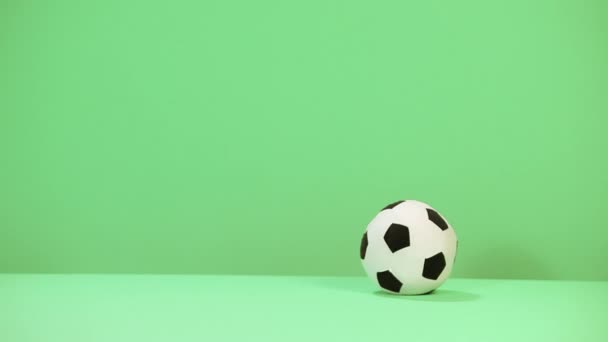 小男孩爬过足球 — 图库视频影像