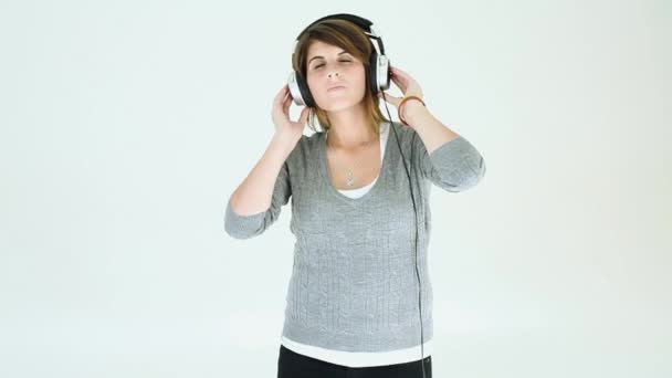 音楽を聴くヘッドフォンで十代の少女 — ストック動画