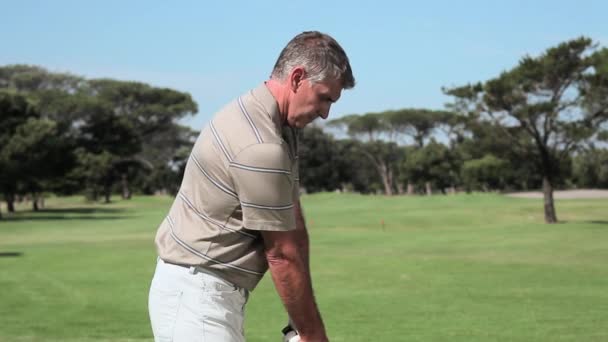 Volwassen Man Golfen Golfbaan — Stockvideo